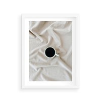 Plakat w ramie 30x40 - Poranek z Kawą - kawa filiżanka w białej pościeli - rama biała