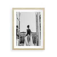 Plakat w ramie 50x70 - Poranki w Paryżu - czarno białe zdjęcie, kobieta w prześcieradle na balkonie - rama drewno