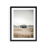 Plakat w ramie 40x50 - Wiejska Idylla - stary drewniany dom w polu suchej trawy, fotografia - rama czarna