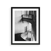 Plakat w ramie 30x40 - Po Schodach w Dół - czarno białą fotgrafia, zakręcone schody w starek kamienicy - rama czarna