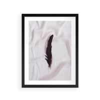 Plakat w ramie 50x70 - Prosta Elegancja - czarne pióro na białej pościeli, minimalizm - rama czarna