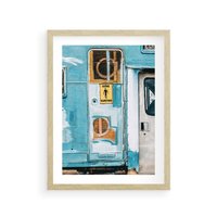 Plakat w ramie 30x40 - Nostalgiczna Podróż - stara przyczepa kempingowa, niebieskie kolory - rama drewno