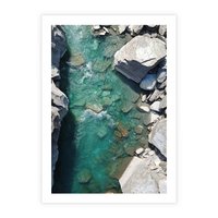 Plakat bez ramy 21x30 - Spotkanie natury i siły - rzeka, skały