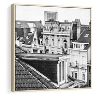 Obraz w ramie 50x50 - Miasto w Retro Odsłonie - fotografia czarno biała, ujęcie na dachy wielkiego miasta - rama drewno