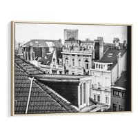 Obraz w ramie 120x80 - Miasto w Retro Odsłonie - fotografia czarno biała, ujęcie na dachy wielkiego miasta - rama drewno