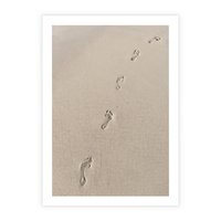 Plakat bez ramy 21x30 - Ślady na Złocistym Piasku - piasek, ślady stóp na piasku