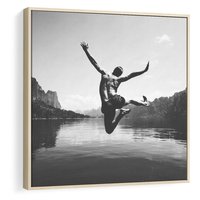 Obraz w ramie 80x80 - Beztroska Chwila - czarno biała fotografia, mężczyzna wesoło wskakuje do keziora w górach - rama drewno