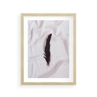 Plakat w ramie 50x70 - Prosta Elegancja - czarne pióro na białej pościeli, minimalizm - rama drewno