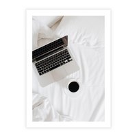Plakat bez ramy 30x40 - Relaks w Łóżku: Kawa i Laptop w Pościeli - komputer, na łóżku