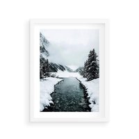 Plakat w ramie 40x50 - Zimowa Przyroda: Rzeka, Góry i Śnieg - zima, rzeka - rama biała