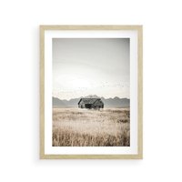 Plakat w ramie 40x50 - Wiejska Idylla - stary drewniany dom w polu suchej trawy, fotografia - rama drewno