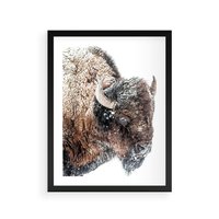 Plakat w ramie 40x50 - Obraz Dzikiej Przyrody w Śnieżnym Otoczeniu - żubr, śnieg - rama czarna