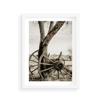 Plakat w ramie 40x50 - Rustykalna Tradycja - koło starego wozu, rustykalny styl - rama biała