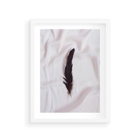 Plakat w ramie 40x50 - Prosta Elegancja - czarne pióro na białej pościeli, minimalizm - rama biała