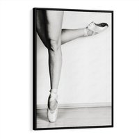 Obraz w ramie 70x100 - Tańcząca Delikatność - artystyczne zdjęcie, odcienie szarości - rama czarna