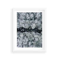 Plakat w ramie 40x50 - Zimowy Krajobraz z Góry - zdjęcie z góry, zaśnieżony las i zamarznięty strumyk - rama biała