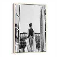 Obraz w ramie 50x70 - Poranki w Paryżu - czarno białe zdjęcie, kobieta w prześcieradle na balkonie - rama drewno