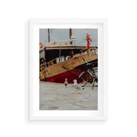 Plakat w ramie 30x40 - Przygoda na Horyzoncie - port, statek - rama biała