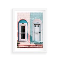 Plakat w ramie 30x40 - Urok Starych Drzwi - stare retro drzwi kamienicy, pastelowe kolory - rama biała