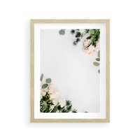 Plakat w ramie 40x50 - Kompozycja z Białych Róż i Eukaliptusa - kompozycja z białych kwiatów na białym tle, róże - rama drewno