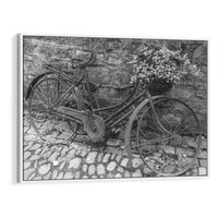 Obraz w ramie 120x80 - Zapomniany Urok - czarno biała fotografia, stary rower oparty o mur - rama biała