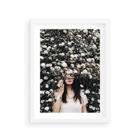 Plakat w ramie 40x50 - Kobieta w Krzewie Kwiatów - krzak z kwiatami, schowana za nim kobieta - rama biała