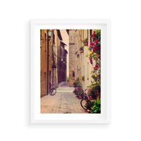 Plakat w ramie 40x50 - Rowerowa przygoda w uliczkach pełnych perspektywy - uliczka, perspektywa - rama biała