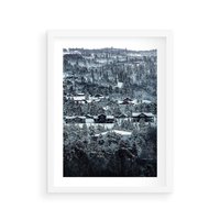 Plakat w ramie 30x40 - Domki w Chmurach - górski zimowy krajobraz, dommki na wzgórzach - rama biała