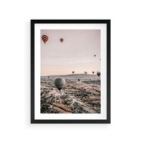 Plakat w ramie 40x50 - Wolność w Powietrzu - balony latające nas pustynnym krajbrazem, balony do latania - rama czarna
