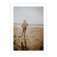 Plakat bez ramy 21x30 - O Zachodzie Słońca - klimatyczna fotografia, postać biegnie po plaży
