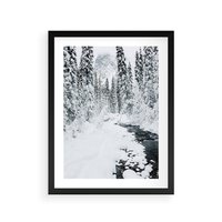 Plakat w ramie 30x40 - Spokój Zimowego Lasu w Górach - zima w lesie, w górach - rama czarna