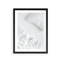 Plakat w ramie 50x70 - Sztuka i Komfort - pościel, biała kołdra poduszka - rama czarna
