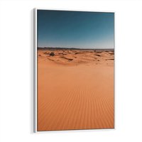 Obraz w ramie 80x120 - Piasek w Przytulnym Wnętrzu - pustynia, piasek - rama biała