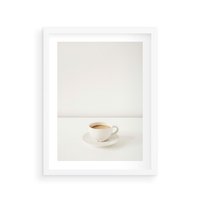 Plakat w ramie 40x50 - Kawa w Prostocie - kawa w filizance, białe tłó - rama biała