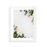 Plakat w ramie 30x40 - Kompozycja z Białych Róż i Eukaliptusa - kompozycja z białych kwiatów na białym tle, róże - rama biała