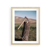 Plakat w ramie 40x50 - Rustykalna Praktyczność: Fotografia Siekiery - rustykalna fotografia, siekiera wbita w pieniek - rama drewno