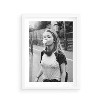 Plakat w ramie 50x70 - Letnia Młodość - nowoczesna fotografia, czarno biała - rama biała