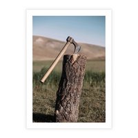 Plakat bez ramy 21x30 - Rustykalna Praktyczność: Fotografia Siekiery - rustykalna fotografia, siekiera wbita w pieniek
