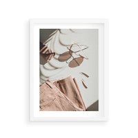Plakat w ramie 50x70 - Urok Pudrowego Różu - zdjęcie, moda - rama biała