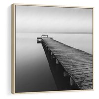 Obraz w ramie 50x50 - Mglista Perspektywa - czarno biała fotografia, drewniany pomost na jeziorze - rama drewno