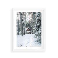 Plakat w ramie 30x40 - Spokój Zimowej Przygody w Lesie - domek w górach w lesie, zima - rama biała